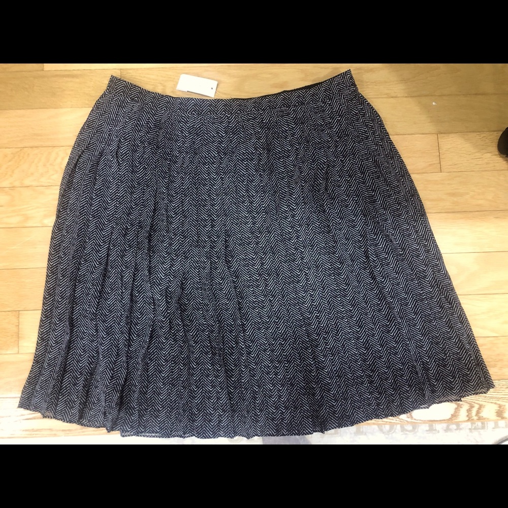NWT Ann Taylor black and white pattern pleated skirt